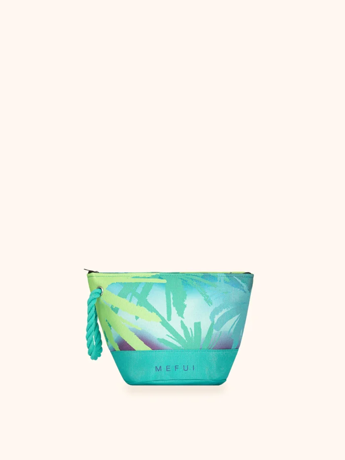 POCHETTE MARE ME FUI IN CANVA DELLA COLLEZIONE ESTATE 2026. FANTASIA NEI COLORI DELL'AZZURRO E DEL VERDE