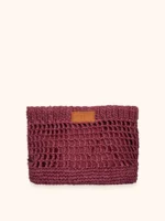 MAXI POCHETTE ME FUI IN RAFIA NELLA COLLEZIONE ESTATE 2026 24X20 CON CHIUSURA CON BOTTONE AUTOMATICO A TINTA UNITA BORDEAUX