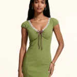 VESTITINO DONNA ME FUI IN COTONE DELLA STAGIONE ESTATE 2026. VERDE CON PASSAMANERIA BIANCA E LACCETTI VIOLA IN LUREX