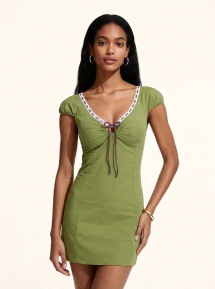 VESTITINO DONNA ME FUI IN COTONE DELLA STAGIONE ESTATE 2026. VERDE CON PASSAMANERIA BIANCA E LACCETTI VIOLA IN LUREX