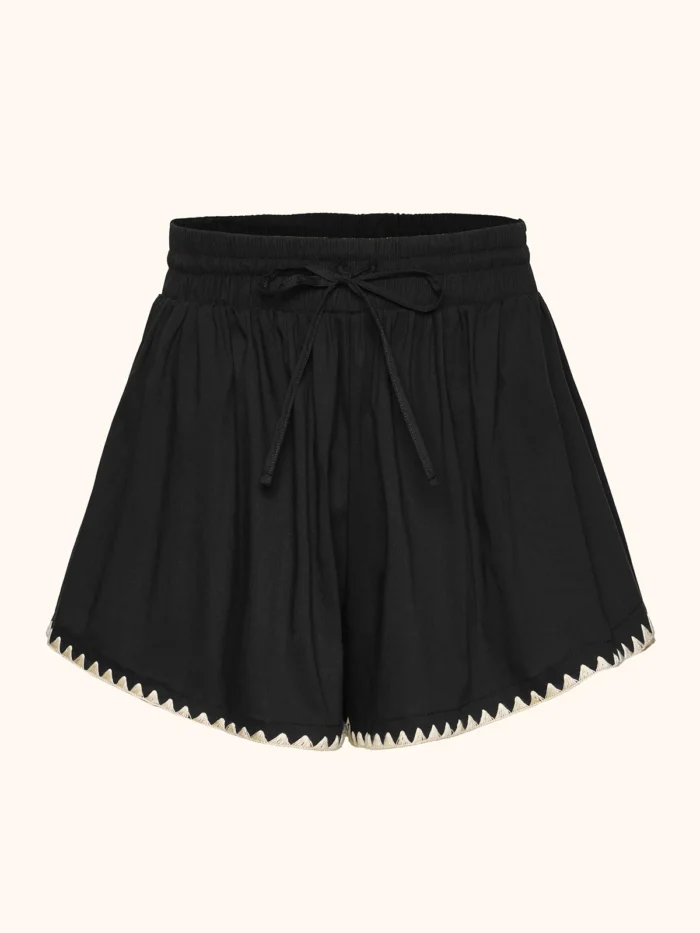 SHORT DONNA ME FUI DELLA COLLEZIONE ESTATE 2026. IN COTONE NERO CON ORLO RICAMATO PANNA