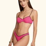 COSTUME DONNA ME FUI A DUE PEZZI DELLA STAGIONE ESTATE 2026. BALCONCINO CON FERRETTO NEL TESSUTO A COSTINE FUCSIA CON PROFILI MARRONI