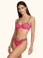 COSTUME DONNA ME FUI A DUE PEZZI DELLA STAGIONE ESTATE 2026. BALCONCINO CON FERRETTO NEL TESSUTO A COSTINE FUCSIA CON PROFILI MARRONI