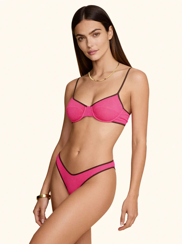 COSTUME DONNA ME FUI A DUE PEZZI DELLA STAGIONE ESTATE 2026. BALCONCINO CON FERRETTO NEL TESSUTO A COSTINE FUCSIA CON PROFILI MARRONI