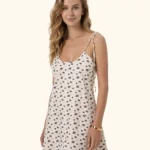 VESTITINO CORTO DONNA ME FUI DELLA COLLEZIONE ESTATE 2026. BRETELLINA REGOLABILE E SCOLLO SULLA SCHIENA. BIANCO CON FIORELLINI