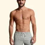 COSTUME UOMO EFFEK DELLA STAGIONE ESTATE 2026. PANTALONCINO A TINTA UNITA VERDE OLIVA CHIARO