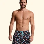 COSTUME UOMO EFFEK A PANTALONCINO DELLA COLLEZIONE ESTATE 2026. FANTASIA TESCHI COLORATI SU BASE NERA