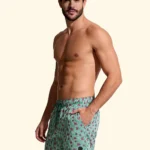 COSTUME UOMO EFFEK A PANTALONCINO DELLA COLLEZIONE ESTATE 2026. RIGHINE BIANCHE E VERDI CON TARTARUGHINE FUCSIA