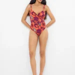 COSTUME DONNA GISELA INTERO DELLA COLLEZIONE ESTATE 2026. MODELLANTE, PREFORMATO CON FERRETTO, BASE COLOR CORALLO CON FIORI VIOLA