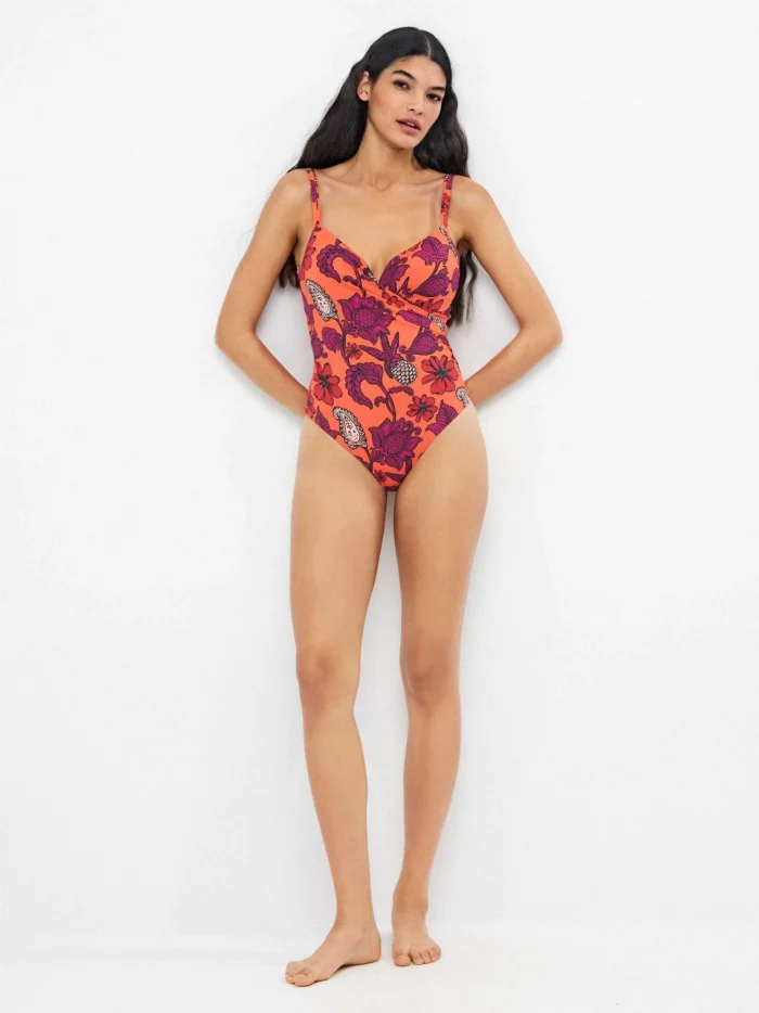 COSTUME DONNA GISELA INTERO DELLA COLLEZIONE ESTATE 2026. MODELLANTE, PREFORMATO CON FERRETTO, BASE COLOR CORALLO CON FIORI VIOLA