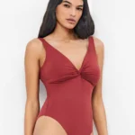 COSTUME DONNA GISELA INTERO DELLA COLLEZIONE ESTATE 2026. MODELLANTE CON COPPA FISSA NEL COLOR TERRACOTTA CON NODO TRA LE COPPE