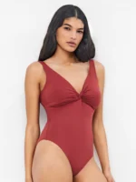 COSTUME DONNA GISELA INTERO DELLA COLLEZIONE ESTATE 2026. MODELLANTE CON COPPA FISSA NEL COLOR TERRACOTTA CON NODO TRA LE COPPE