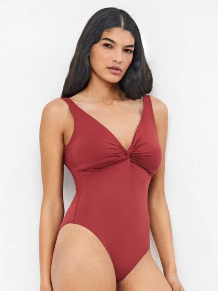 COSTUME DONNA GISELA INTERO DELLA COLLEZIONE ESTATE 2026. MODELLANTE CON COPPA FISSA NEL COLOR TERRACOTTA CON NODO TRA LE COPPE