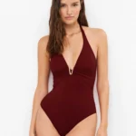 COSTUME DONNA GISELA INTERO DELLA COLLEZIONE ESTATE 2026. COLOR TERRACOTTA CON DETTAGLIO TRA LE COPPE E ALLACCIO DIETRO IL COLLO