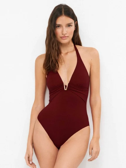 COSTUME DONNA GISELA INTERO DELLA COLLEZIONE ESTATE 2026. COLOR TERRACOTTA CON DETTAGLIO TRA LE COPPE E ALLACCIO DIETRO IL COLLO