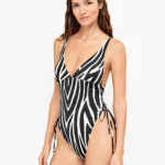 COSTUME DONNA GISELA DELLA COLLEZIONE ESTATE 2026. INTERO CON ARRICCIO LATERALE NELLA FANTASIA ZEBRATA