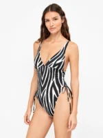 COSTUME DONNA GISELA DELLA COLLEZIONE ESTATE 2026. INTERO CON ARRICCIO LATERALE NELLA FANTASIA ZEBRATA