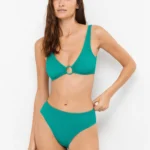 COSTUME DONNA GISELA A DUE PEZZI DELLA STAGIONE ESTATE 2026. TOP NON IMBOTTITO E SLIP A VITA ALTA. TESSUTO A COSTINE NEL COLOR VERDE