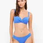 COSTUME DONNA GISELA A DUE PEZZI DELLA COLLEZIONE ESTATE 2026. BALCONCINO PREFORMATO CON FERRETTO ED INCROCIO SUL DAVANTI. SLIP REGOLARE NEL COLORE TURCHESE TESSUTO NIDO D'APE