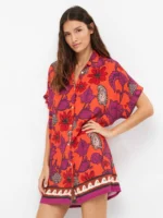 CAMICIONE GISELA DELLA COLLEZIONE ESTATE 2026. 100% VISCOSA A FANTASIA BASE CORALLO CON FIORI VIOLA