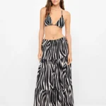 GONNA DONNA GISELA IN VISCOSA LLUNGA A FALDE NELLA FANTASIA ZEBRATA. COLLEZIONE ESTATE 2026