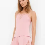 PIGIAMA DONNA GISELA DELLA COLLEZIONE ESTATE 2026. CANOTTA E SHORT DI COTONE ROSA CON LEGGERO PIZZO