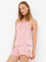 PIGIAMA DONNA GISELA DELLA COLLEZIONE ESTATE 2026. CANOTTA E SHORT DI COTONE ROSA CON LEGGERO PIZZO