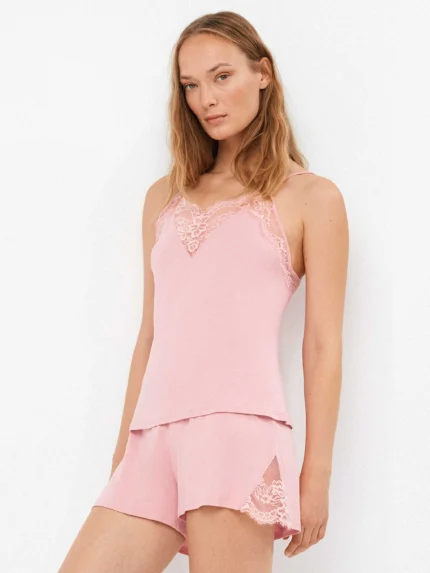 PIGIAMA DONNA GISELA DELLA COLLEZIONE ESTATE 2026. CANOTTA E SHORT DI COTONE ROSA CON LEGGERO PIZZO