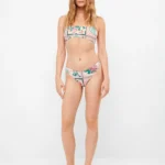 costume donna gisela a due pezzi della stagione estate 2026. top con imbottitura estraibile e slip regolare. fantasia foglie verdi su base rosa e bianca