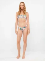 costume donna gisela a due pezzi della stagione estate 2026. top con imbottitura estraibile e slip regolare. fantasia foglie verdi su base rosa e bianca