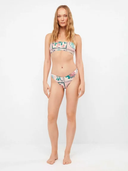 costume donna gisela a due pezzi della stagione estate 2026. top con imbottitura estraibile e slip regolare. fantasia foglie verdi su base rosa e bianca