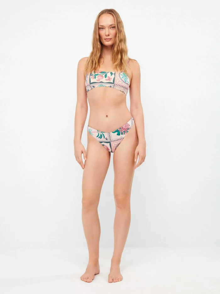 costume donna gisela a due pezzi della stagione estate 2026. top con imbottitura estraibile e slip regolare. fantasia foglie verdi su base rosa e bianca