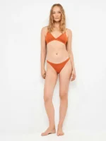 COSTUME DONNA GISELA A DUE PEZZI DELLA COLLEZIONE ESTATE 2026. TOP CON IMBOTTITUTA ESTRAIBILE E SLIP REGOLARE. COLORE ARANCIO CON LUREX ORO