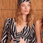 TOP CORTO DONNA GISELA DELLA COLLEZIONE ESTATE 2026. IN VISCOSA NELLA FANTASIA ZEBRATA