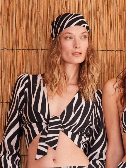 TOP CORTO DONNA GISELA DELLA COLLEZIONE ESTATE 2026. IN VISCOSA NELLA FANTASIA ZEBRATA