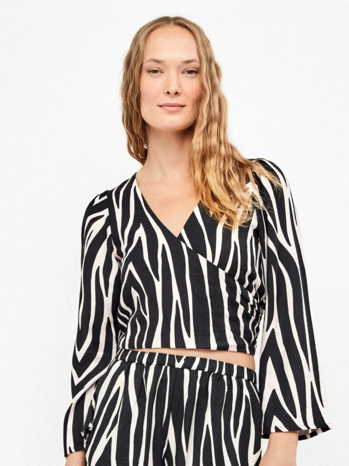 TOP CORTO CON NODO GISELA IN VISCOSA FANTASIA ZEBRATA - immagine 3