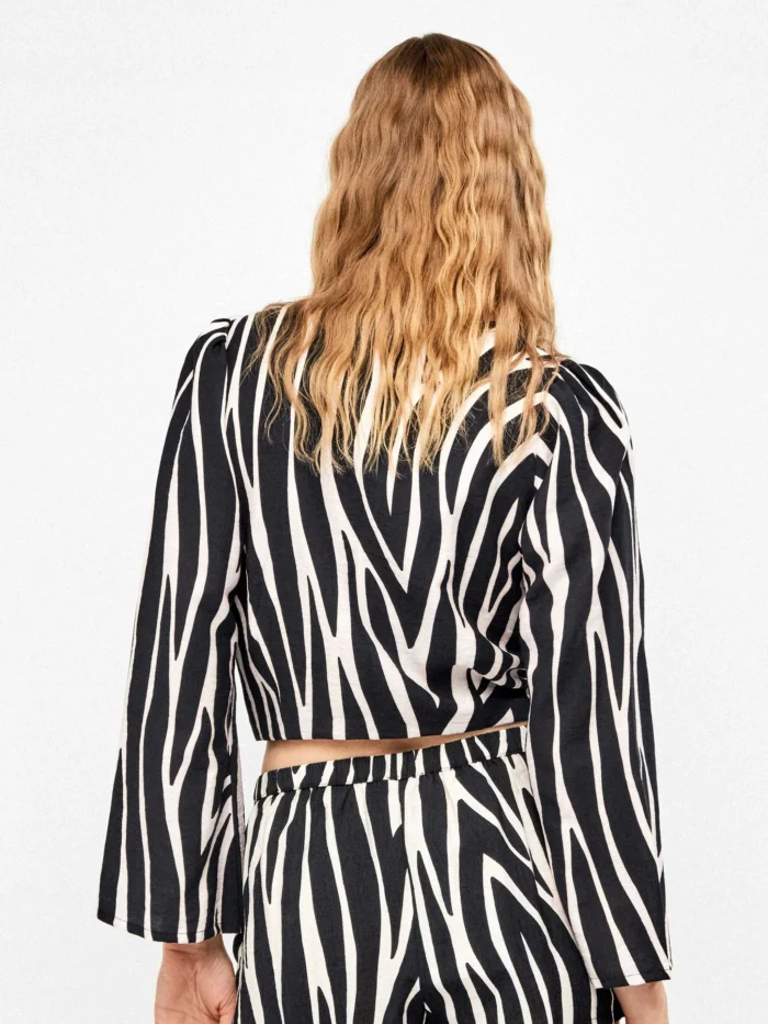 TOP CORTO CON NODO GISELA IN VISCOSA FANTASIA ZEBRATA - immagine 4