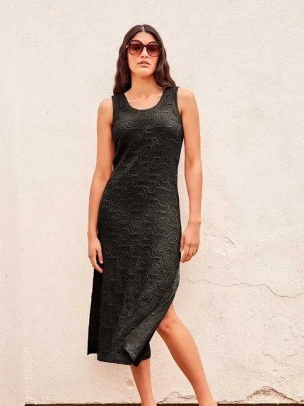 VESTITO LUNGO MARE GISELA DELLA COLLEZIONE ESTATE 2026. A CANOTTA CON SPACCHI LATERALI NEL COLOR NERO TRAFORATO