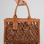 BORSA MARE MATINEE DELLA STAGIONE ESTATE 2026 IN FINTA PELLE INTRECCIATA COLOR CARAMELLO CON FODERA INTERNA LEOPARDATA