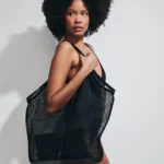 BORSA MARE MATINEE DELLA STAGIONE ESTATE 2026 IN TELA NERA TRAFORATA CON POCHETTE INTEGRATA