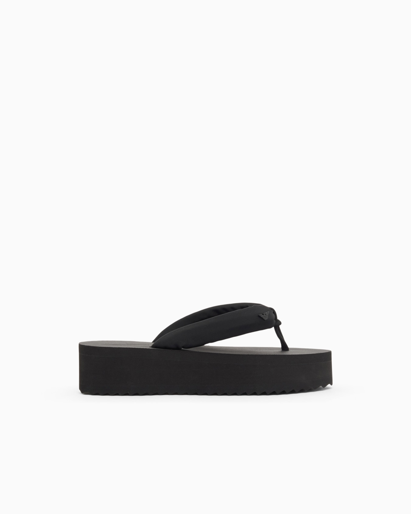INFRADITO DONNA EMPORIO ARMANI CON ZEPPA IN GOMMA DELLA STAGIONE ESTATE 2 INFRADITO DONNA EMPORIO ARMANI CON ZEPPA IN GOMMA DELLA STAGIONE ESTATE 2026 NEL COLORE NERO