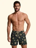 COSTUME UOMO EFFEK DELLA STAGIONE ESTATE 2026. PANTALONCINO BASE COLOR VERDE SCURO E FANTASIA DI TARTARUGHE