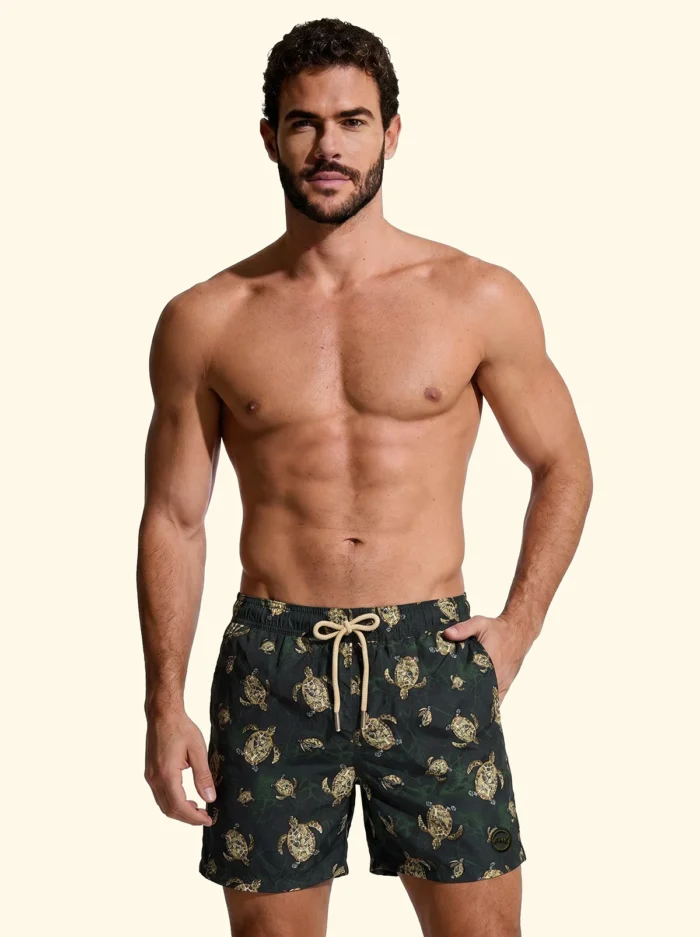 COSTUME UOMO EFFEK DELLA STAGIONE ESTATE 2026. PANTALONCINO BASE COLOR VERDE SCURO E FANTASIA DI TARTARUGHE