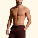 COSTUME UOMO EFFEK DELLA STAGIONE ESTATE 2026. PANTALONCINO A TINTA UNITA LUCIDA NEL COLORE MARRONE