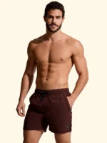 COSTUME UOMO EFFEK DELLA STAGIONE ESTATE 2026. PANTALONCINO A TINTA UNITA LUCIDA NEL COLORE MARRONE