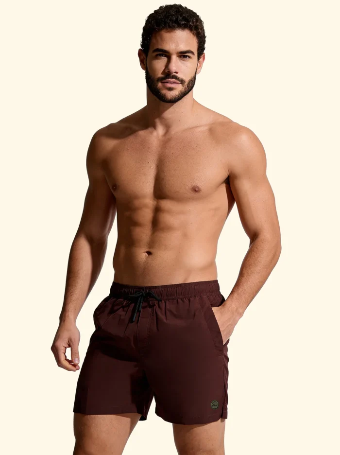 COSTUME UOMO EFFEK DELLA STAGIONE ESTATE 2026. PANTALONCINO A TINTA UNITA LUCIDA NEL COLORE MARRONE
