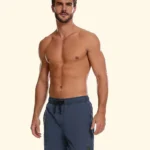 COSTUME UOMO EFFEK DELLA STAGIONE ESTATE 2026. PANTALONCINO A TINTA UNITA LUCIDA NEL COLORE BLU
