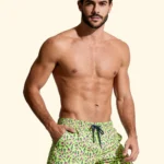 COSTUME UOMO EFFEK DELLA STAGIONE ESTATE 2026. PANTALONCINO BASE COLOR VERDE ACCESSO CON FANTASIA DI MICRO MEDUSE FUCSIA
