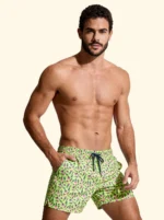 COSTUME UOMO EFFEK DELLA STAGIONE ESTATE 2026. PANTALONCINO BASE COLOR VERDE ACCESSO CON FANTASIA DI MICRO MEDUSE FUCSIA