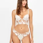 COMPLETO INTIMO DONNA GISELA DELLA COLLEZIONE ESTATE 2026. BUSTIER CON FERRETTO E COPPA BREFORMATA E BRASILIANA. COLORE BIANCO SPORCO SATINATO